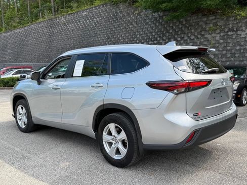Used 2025 Toyota Highlander XLE FWD image 2