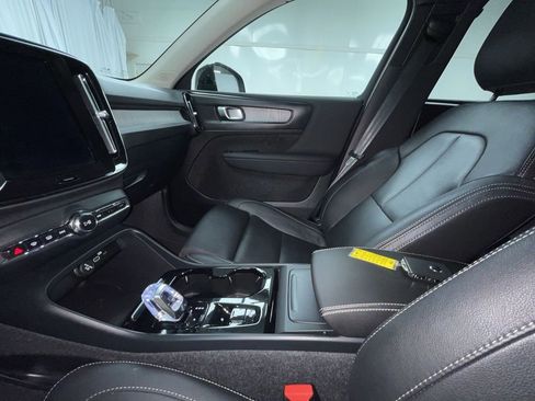Used 2025 Volvo XC40 B5 Plus image 4
