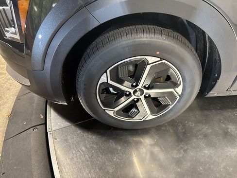 Certified 2025 Kia Niro EX image 10