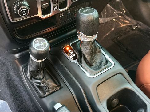 Used 2021 Jeep Gladiator Willys image 26