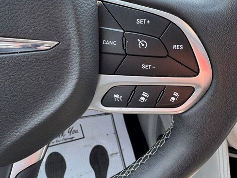 Used 2023 Chrysler Pacifica Limited FWD image 31