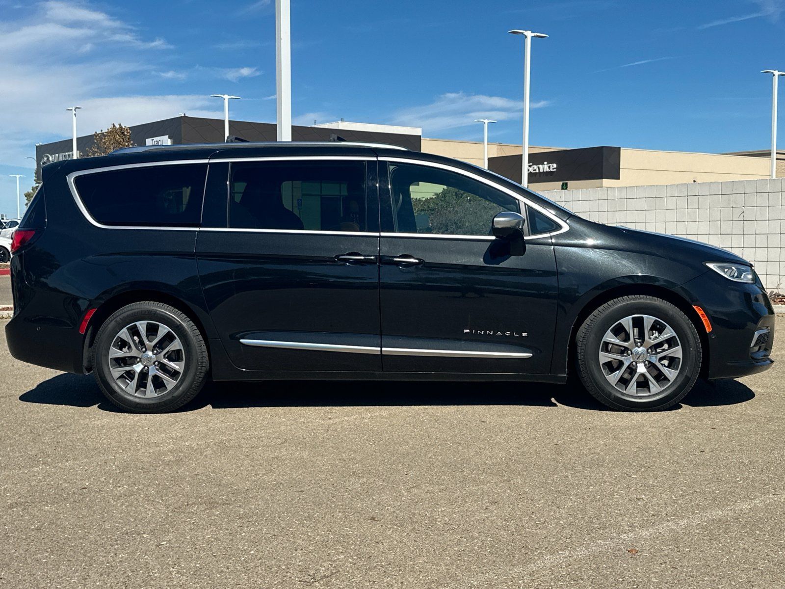 Used 2023 Chrysler Pacifica Pinnacle FWD image 3
