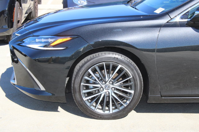 Certified 2025 Lexus ES 300h w/ Premium Package FWD image 4