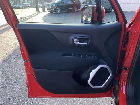 Used 2019 Jeep Renegade Latitude w/ Cold Weather Group image 12