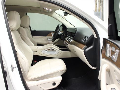 Used 2024 Mercedes-Benz GLS 450 4MATIC image 17