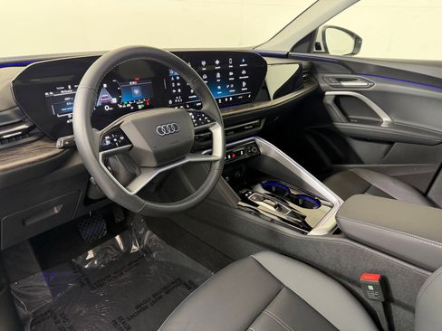 Used 2025 Audi Q5 Premium w/ Convenience Package image 4