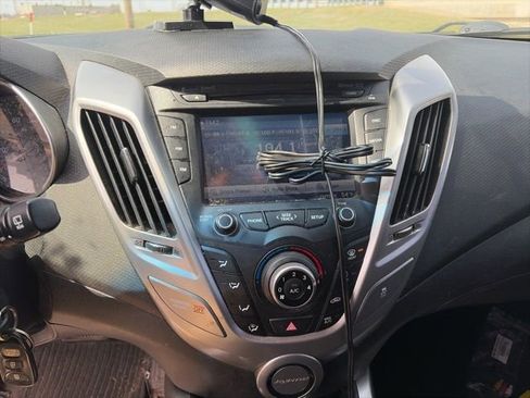 Used 2015 Hyundai Veloster image 6