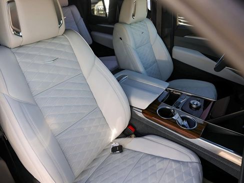 Certified 2025 Cadillac Escalade Sport Platinum w/ LPO, Floor Liner Package AWD/4WD image 31