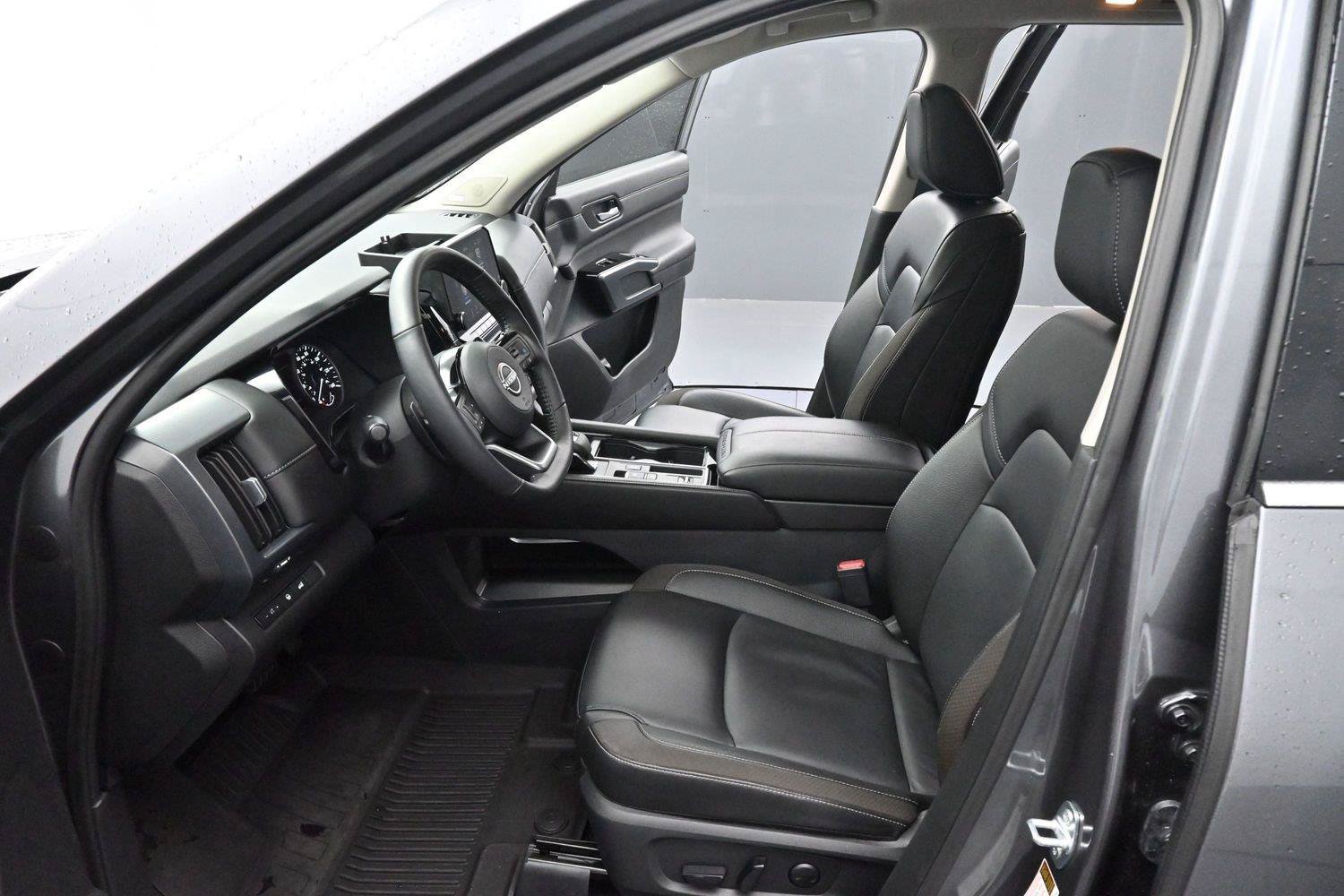 Used 2025 Nissan Pathfinder SL w/ SL Premium Package FWD image 11