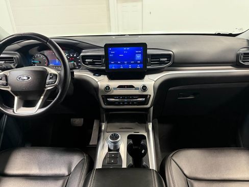 Used 2023 Ford Explorer XLT AWD/4WD image 18