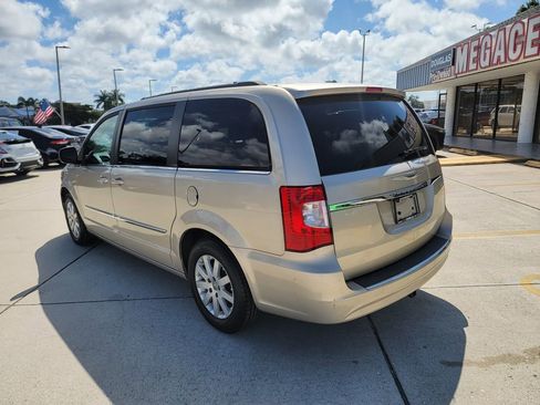 Used 2015 Chrysler Town & Country Touring FWD image 3