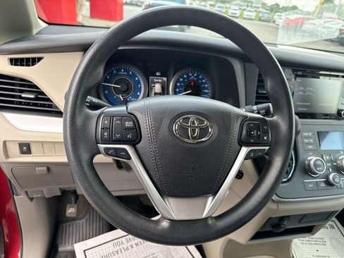 Used 2020 Toyota Sienna LE AWD/4WD image 16