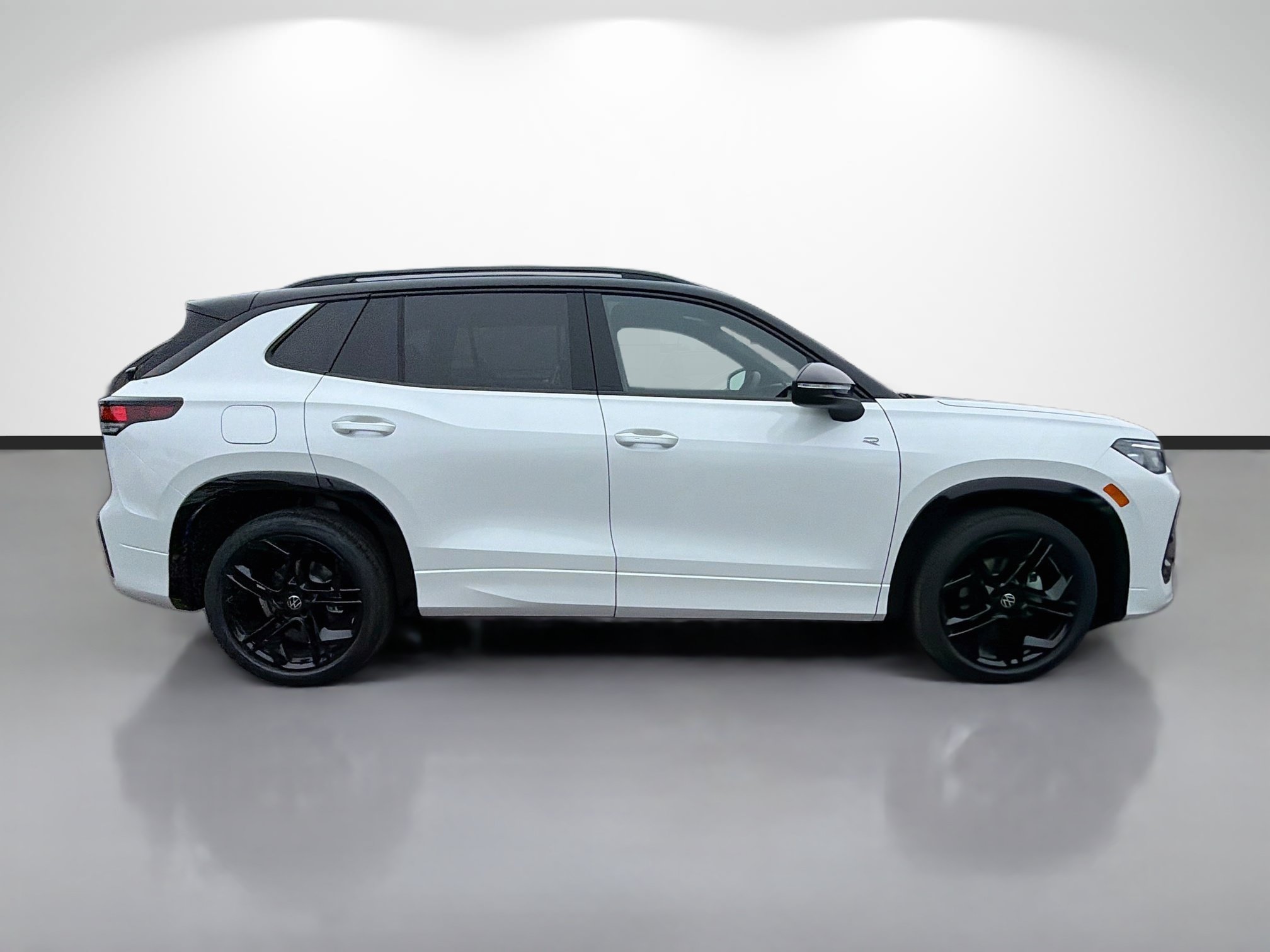 Used 2026 Volkswagen Tiguan SE R-Line FWD image 2