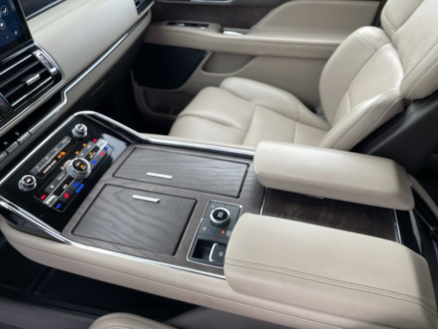 Used 2024 Lincoln Navigator Premiere AWD/4WD image 13