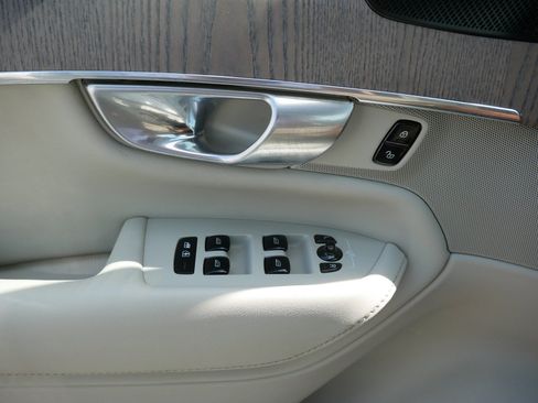 Certified 2023 Volvo XC90 B6 Plus w/ Protection Package Premier AWD/4WD image 17