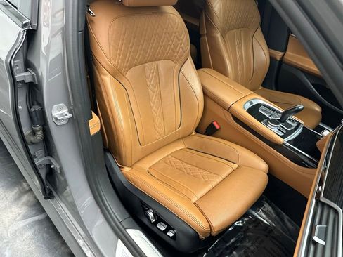 Used 2021 BMW 740i w/ M Sport Package RWD image 9