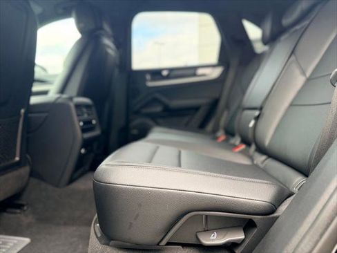 Used 2024 Porsche Cayenne AWD/4WD image 14