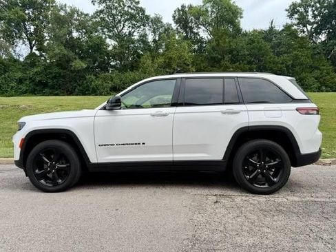 Used 2023 Jeep Grand Cherokee Altitude AWD/4WD image 3