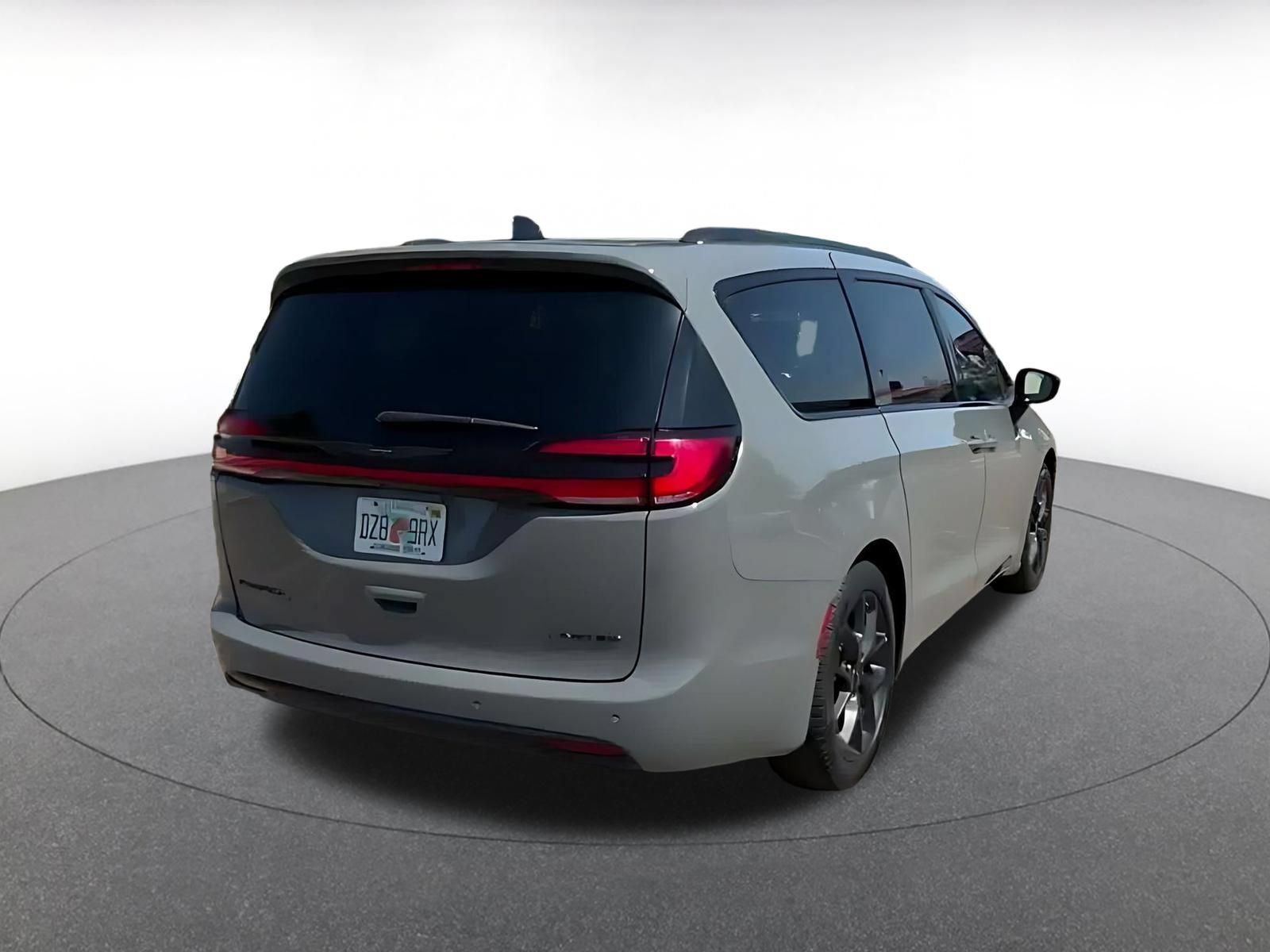 Used 2025 Chrysler Pacifica Limited FWD image 13