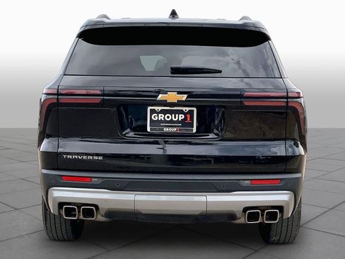 Used 2025 Chevrolet Traverse LT FWD image 4