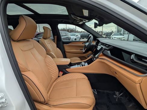 Used 2024 Jeep Grand Cherokee Summit image 11