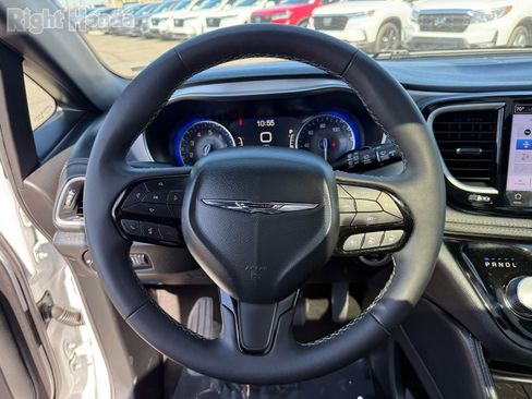 Used 2025 Chrysler Pacifica Limited image 15