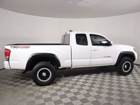 Used 2017 Toyota Tacoma TRD Off-Road image 4