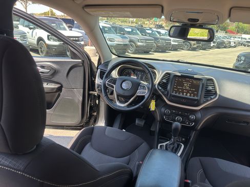 Used 2017 Jeep Cherokee Latitude FWD image 20