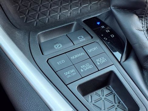 Used 2022 Toyota RAV4 XLE w/ Convenience Package image 10