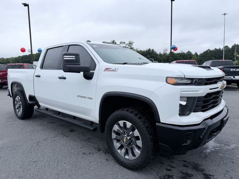 Used 2024 Chevrolet Silverado 2500 Custom w/ Custom Convenience Package AWD/4WD image 2