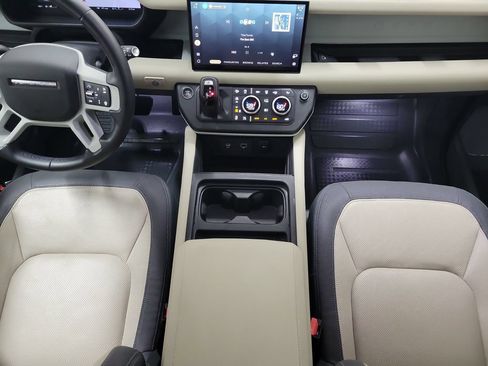 Used 2024 Land Rover Defender 130 X-Dynamic SE AWD/4WD image 15