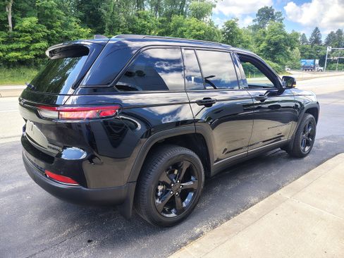 Certified 2024 Jeep Grand Cherokee Limited w/ Black Appearance Package AWD/4WD image 7