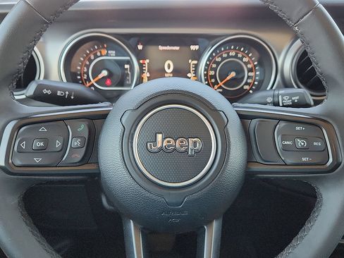 Used 2023 Jeep Gladiator Sport AWD/4WD image 11