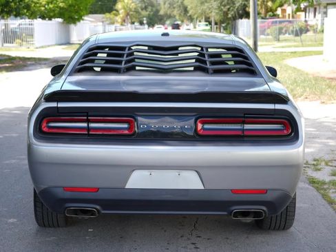 Used 2015 Dodge Challenger SXT RWD image 7