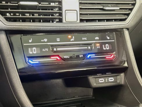 Used 2025 Volkswagen Jetta SE FWD image 23