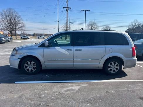 Used 2011 Chrysler Town & Country Touring image 7