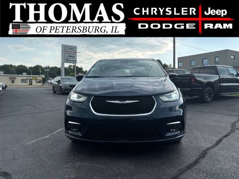 Used 2024 Chrysler Pacifica Touring-L FWD image 2