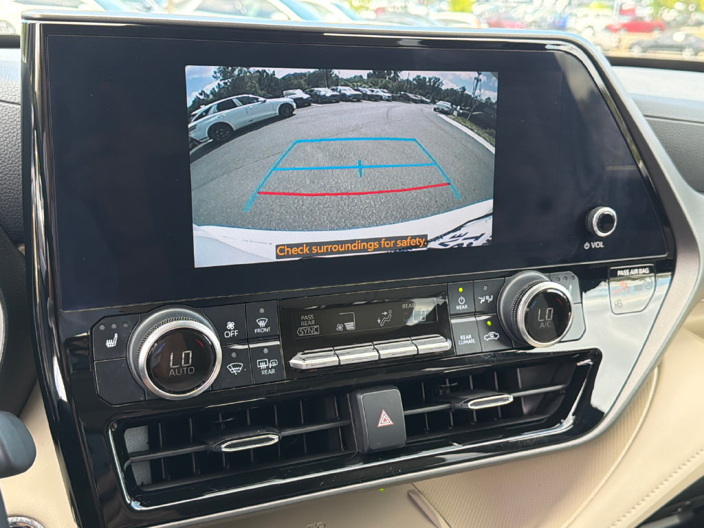 Used 2023 Toyota Highlander XLE FWD image 33