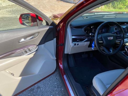 Used 2021 Cadillac XT4 Luxury w/ Cold Weather Package image 10