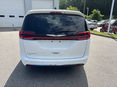 Used 2025 Chrysler Pacifica Select FWD image 5
