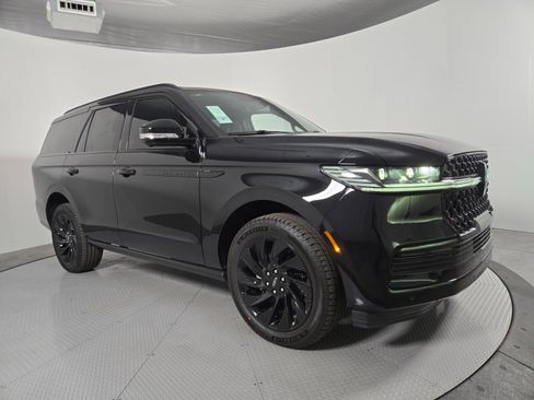 New 2026 Lincoln Navigator Reserve w/ Jet Appearance Package AWD/4WD image 2