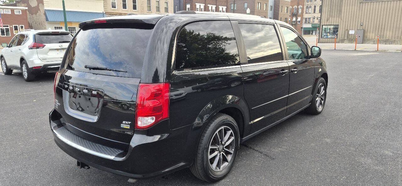 Used 2017 Dodge Grand Caravan SXT FWD image 5