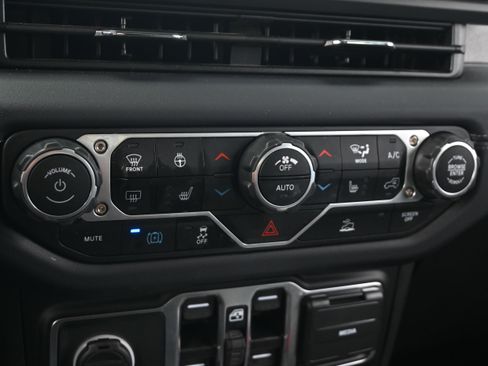 Used 2025 Jeep Wrangler Unlimited Sahara AWD/4WD image 27