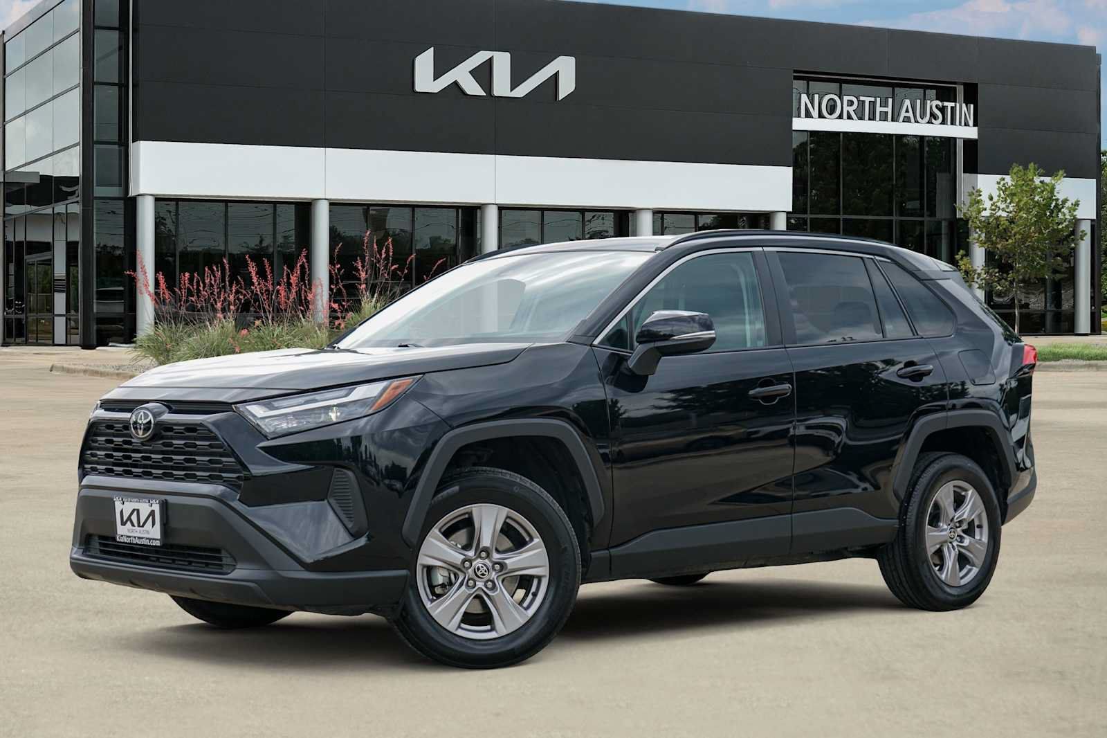 Used 2025 Toyota RAV4 XLE FWD image 1