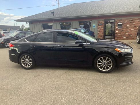 Used 2017 Ford Fusion SE w/ Fusion SE Technology Package FWD image 10
