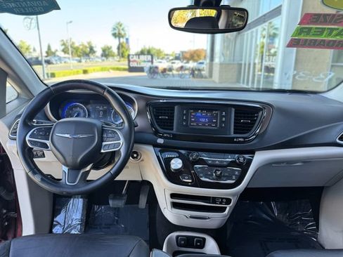 Used 2017 Chrysler Pacifica Touring-L FWD image 21