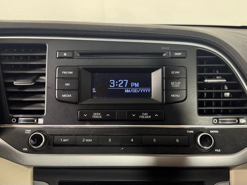 Used 2017 Hyundai Elantra SE FWD image 19