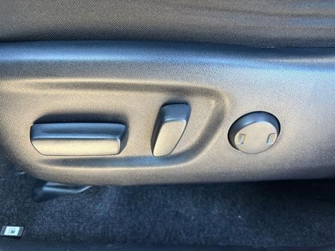 Used 2018 Toyota RAV4 LE Plus image 21