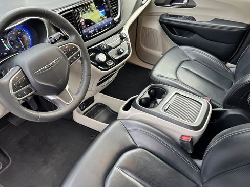 Used 2023 Chrysler Pacifica Touring-L image 11