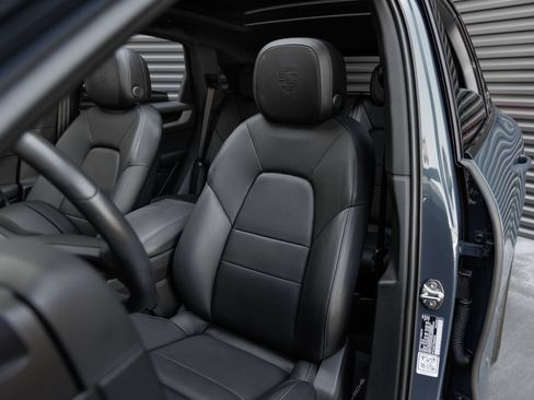 Used 2025 Porsche Cayenne AWD/4WD image 5